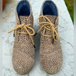 Tom’s Desert Shoe Leopard Print Wedge Heel Boots with Tan Laces Size 8
